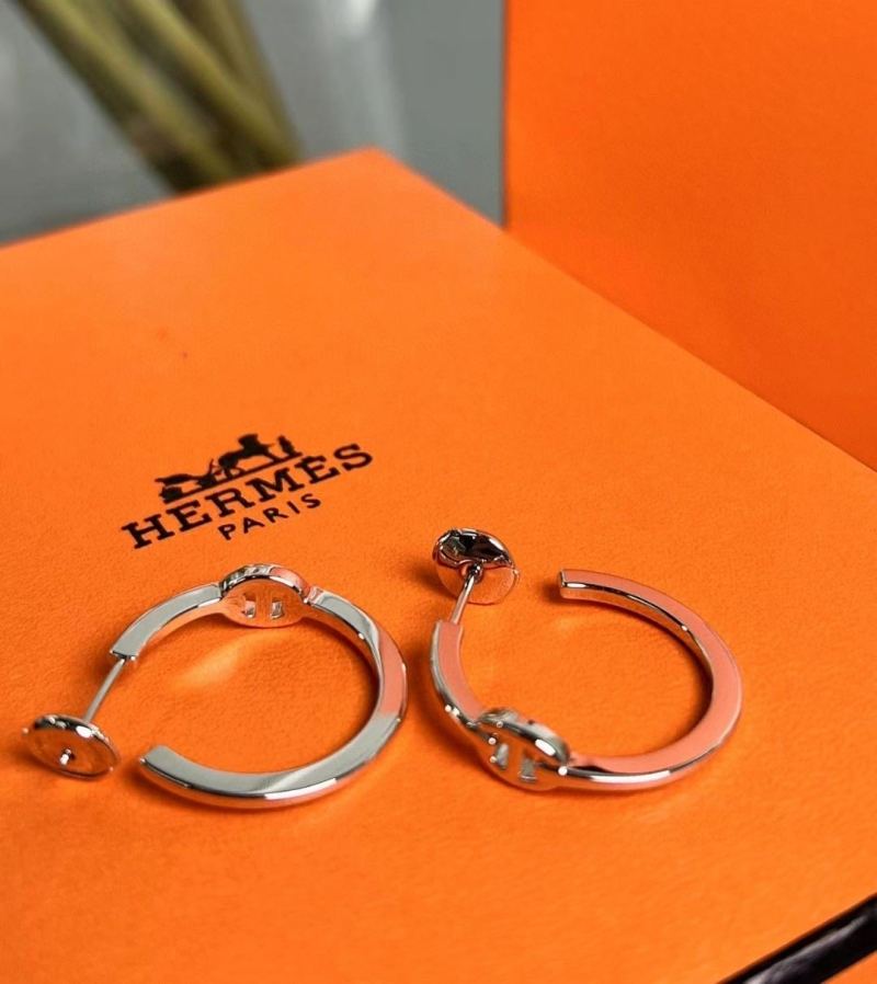H**me5 earrings